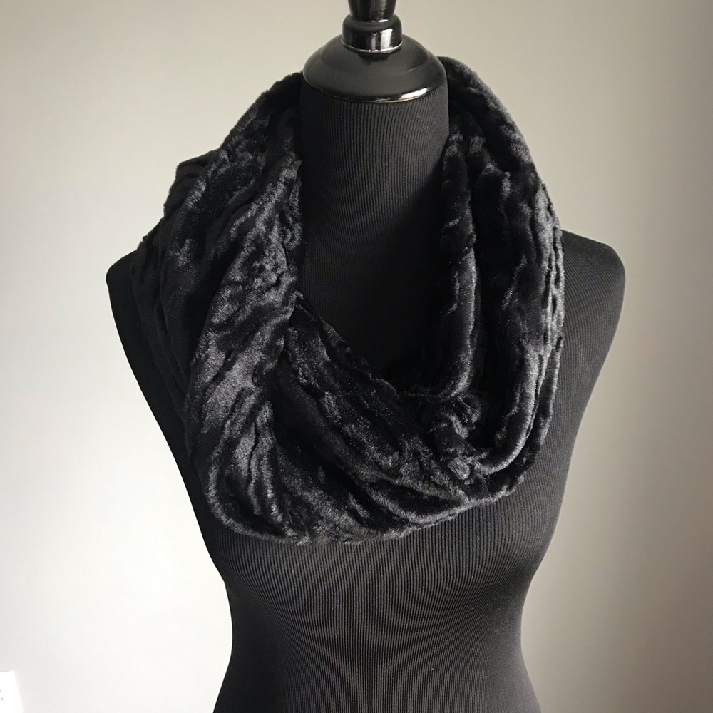 New w/o tags Faux Fur tub black scarf